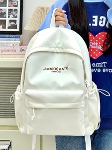 Detailansicht des weißen Freizeit-Rucksacks mit Vordertasche und Kordelzug an der Seite.