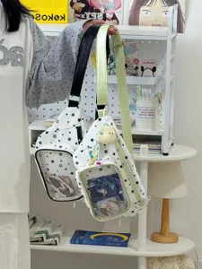Détail de sac de poitrine ita transparent, sac bandoulière motif étoile mignon et chic.