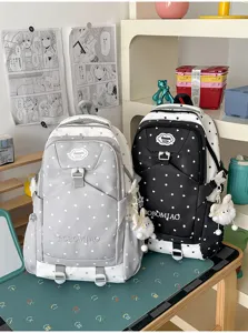 Vue detaillee du grand sac a dos scolaire casual avec motif etoile mignon et charm en peluche.