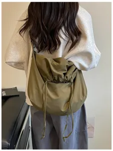 Sac bandoulière kaki souple à cordon grand format sac besace tendance quotidienne.