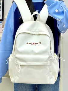 Detailansicht des weißen minimalistischen Rucksacks mit Vordertasche und Schulterriemen Szene.