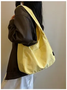 Einfarbige Canvas-Tasche, minimalistische Schultertasche für Pendlerinnen und Studenten im Alltag.