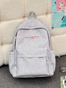 Detailansicht des lässigen grauen Melierten Rucksacks mit Fronttasche und Seitenfächern.