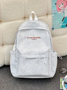 Grauer minimalistischer Studenten Schulrucksack Detailansicht, leichter urbaner Alltagsrucksack
