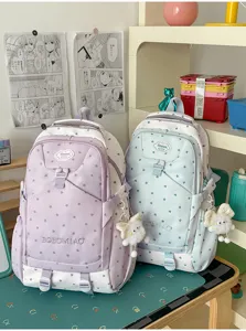 Vue détaillée du sac à dos mignon avec motif d'étoiles et pendentif en peluche, idéal pour l'école.