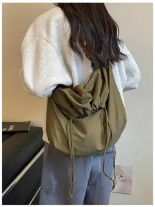 Sac bandoulière olive à cordon de design de niche, grand sac besace souple grande capacité.