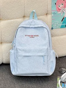 Hellblauer lässiger Stoff Rucksack Detailansicht, Campus Schüler Schultasche mit gesticktem Logo.