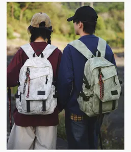 Vue detaillee du grand sac a dos scolaire minimaliste et resistant a l usure avec poches.