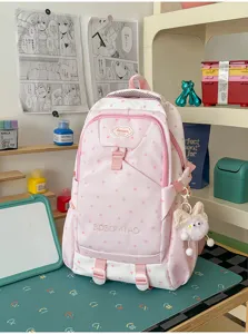 Vue détaillée du sac à dos esthétique étoile rose avec joli pendentif en peluche et compartiments.