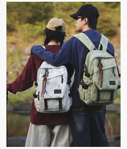 Vue detaillee du grand sac a dos pour etudiant, durable et confortable pour ecole et loisirs.