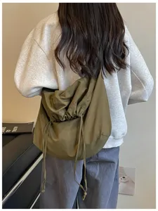 Sac bandoulière vert à cordon pour femme, grand sac hobo souple et décontracté quotidien.