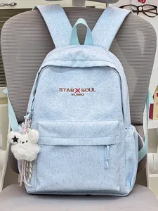 Detailansicht des hellblauen Rucksacks mit einem süßen flauschigen Bärenanhänger.