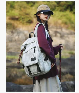 Grand sac à dos décontracté pour étudiants et voyage, design durable et élégant pratique.