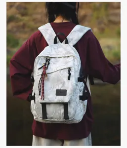 Vue détaillée du sac à dos gris montrant le design dorsal, des bretelles solides et un tissu durable.