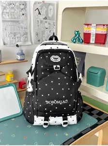 Vue détaillée du grand sac à dos de voyage décontracté noir et blanc à motif d'étoiles.