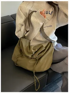 Vue détaillée du sac bandoulière kaki slouchy à cordon, grande capacité style hobo souple.