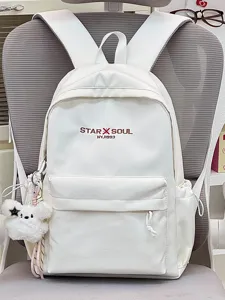 Weißer lässiger Schulrucksack Detailansicht mit Frontstickerei und süßem Plüschbären Anhänger.