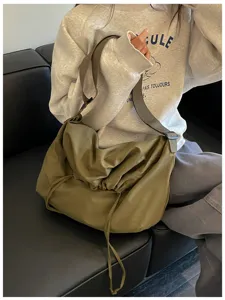 Vue détaillée du sac bandoulière souple à cordon de serrage avec une large sangle.