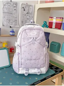 Vue détaillée du sac à dos scolaire violet clair et blanc élégant avec des motifs d'étoiles.