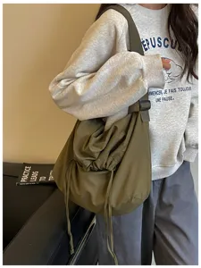 Vue détaillée du sac porté épaule olive souple à cordon, grand sac hobo souple en tissu.
