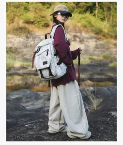 Grand sac à dos étanche pour étudiants avec un design résistant pour l'école et voyage.