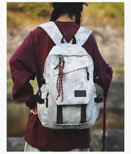 Vue détaillée d'un sac à dos décontracté élégant à motif marbré et grande capacité durable.