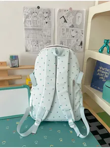 Détail du sac à dos d'étudiant décontracté bleu clair avec bretelles et motifs d'étoiles.