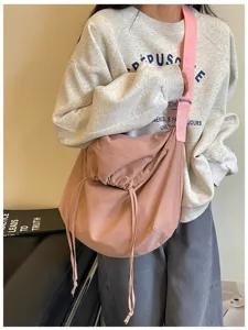 Sac bandoulière minimaliste rose avec cordon, grand sac souple décontracté pour usage quotidien.