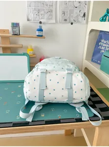 Vue détaillée du joli sac à dos bleu clair avec des motifs d'étoiles pour l'école.