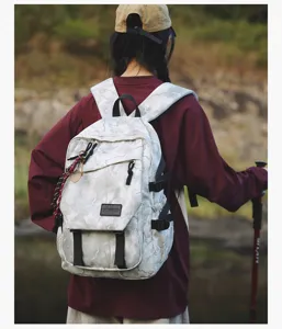 Grand sac à dos décontracté pour étudiants, cartable scolaire gris minimaliste et résistant.