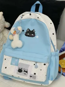 Blauwe en witte schattige kattenrugzak detailweergave met sterrenpatroon en een leuke pluche hanger.
