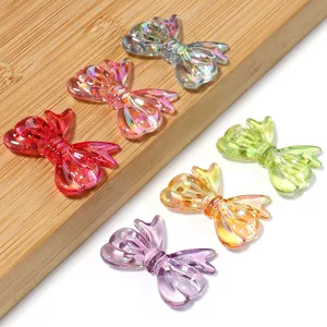 Κοντινή λήψη πολύχρωμων ακρυλικών φιόγκων, διαφανής σχεδιασμός για DIY αξεσουάρ μαλλιών.