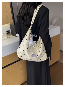 Chique stippen wolken schoudertas voor dames, stijlvolle crossbody tas met leuk sterrenhangertje.