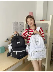Gedetailleerd overzicht van Japanse zoete stijl schoolrugzak met strik en kant.