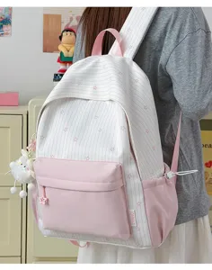 Roze en witte gestreepte schoolrugzak detailweergave, voorzien van sterpatronen en zakken.