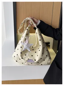 Beige schoudertas met stippen en een schattige sterrenhanger voor dagelijks gebruik.