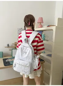 Gedetailleerd overzicht van schattige strik kant studentenrugzak, Japanse stijl voor dagelijks.