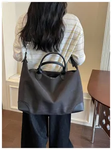 Gedetailleerd overzicht van een casual minimalisten reistas van sterk oxford stof.