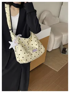 Dames polka dot slouchy schoudertas met schattige sterhanger en kanten afwerking.