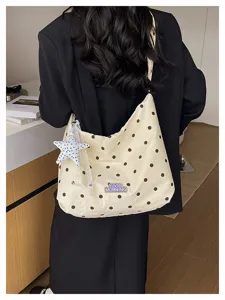 Casual beige polkadot hobo schoudertas met schattige sterhanger voor dames zomerdagen.