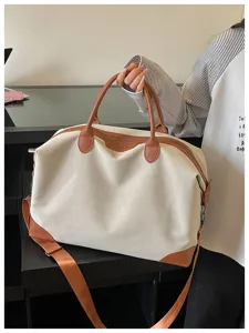 Grote canvas reistas duffel weekender met bruine leren afwerking voor dames en sport.
