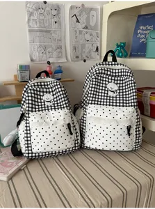 Zwart-wit geruite rugzak met stippen kantzak en schattige hondenborduurwerk voor jonge meiden.