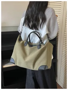 Gedetailleerd overzicht van de casual canvas reistas met lederen handvatten en stijl.