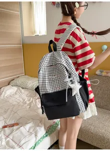 Gedetailleerd overzicht van de Japanse geruite rugzak met berenprint, zwart contrast en sterhanger.