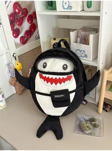 Leuke haaien rugzak voor kinderen, zwart-wit design met handig opbergtasje en vinnen.