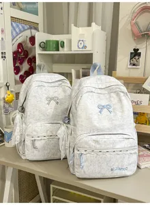 Gedetailleerd overzicht van de Japanse schoolrugzak met strikborduursel en kant.