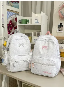 Detailweergave van de Japanse studentenrugzak met schattige strikborduurwerk en fijne kantrand.