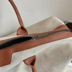 Casual canvas reistas met bruine lederen afwerking, grote capaciteit sporttas voor reizen.