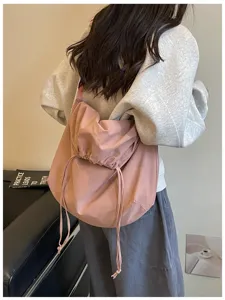 Sac bandoulière rose à cordon pour femme, sac hobo souple et décontracté à grande capacité.