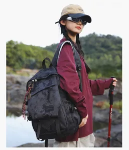Vue détaillée du sac à dos camouflage de grande capacité pour étudiants et voyages en plein air.